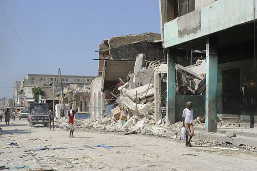 Nach dem Erdbeben blieb den Menschen nichts außer Trümmer.