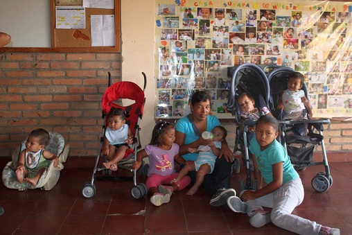 Carlo mit anderen Babys im Kinderdorf.