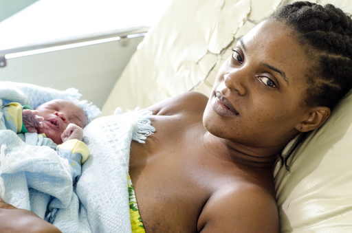 Eine Mutter mit ihrem Neugeborenen im nph-Kinderkrankenhaus St. Damien in Haiti.