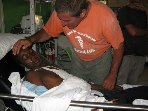 Pater Richard, Leiter von nph haiti, mit einem Cholerap-Patienten. © nph