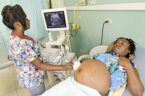 Ultraschalluntersuchung in der nph-Klinik in Haiti.