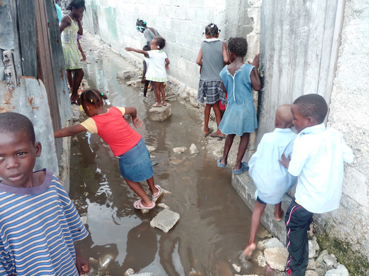 Wegen fehlender Infrastruktur landet das mit Cholera verseuchte Wasser in Haiti auf der Straße.