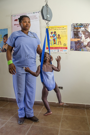 Wiegen eines unterernährten Kindes im nph-Kinderkrankenhaus in Haiti.