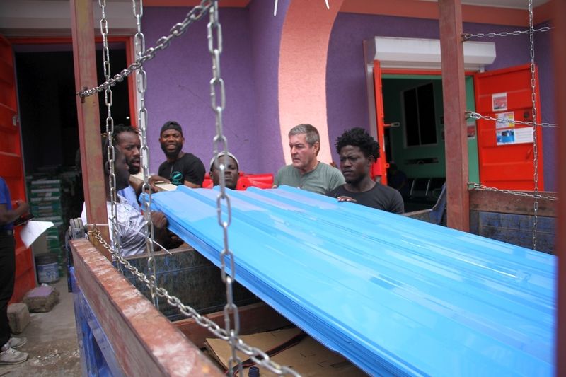 Haiti - Pater Richard mit Helfern