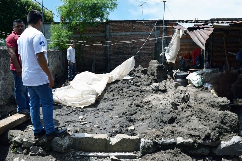 Der nph-Mitarbeiter Ricardo Velasso Klayen spricht mit einer Familie in der Gemeinde Coatetelco, dessen Haus komplett zerstört ist. Die Familie lebt jetzt unter einer Plane.