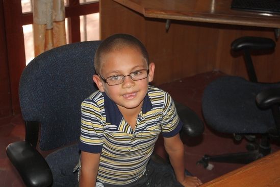 Lucien, 8 Jahre, ist froh, dank Brille wieder gut sehen zu können.