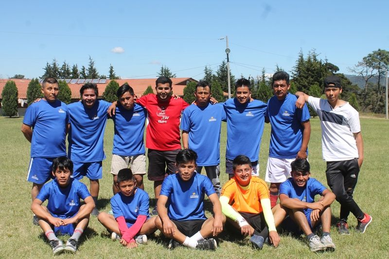 Armando (vorn re.) mit der nph-Fußballmannschaft.