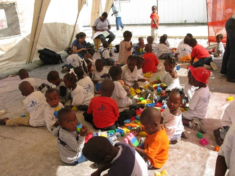 Provisorische Kinderbetreuung in Zelten nach dem Erdbeben in Haiti von Kindern deren Eltern vermisst werden.