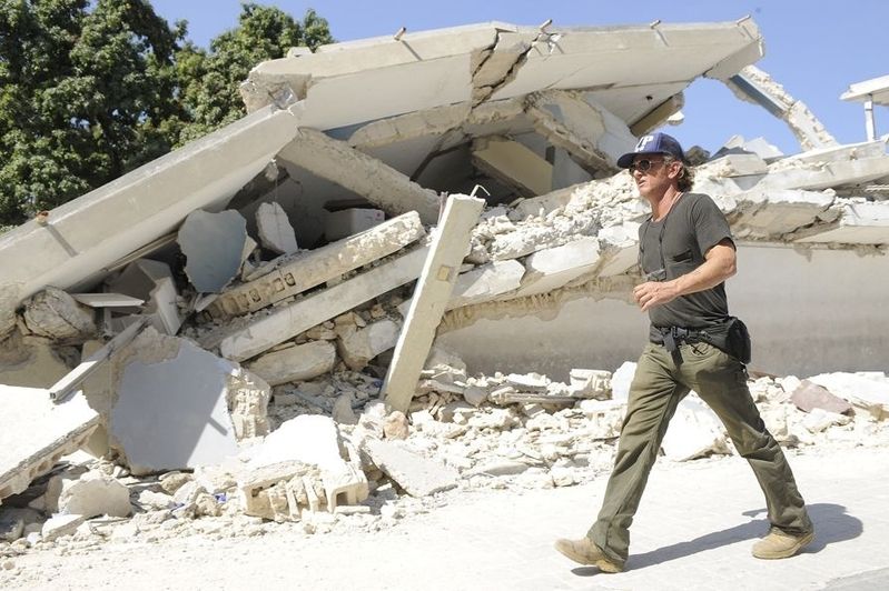Sean Penn unterstützt die hilfsbedürftigen Menschen nach dem Erdbeben in Haiti.
