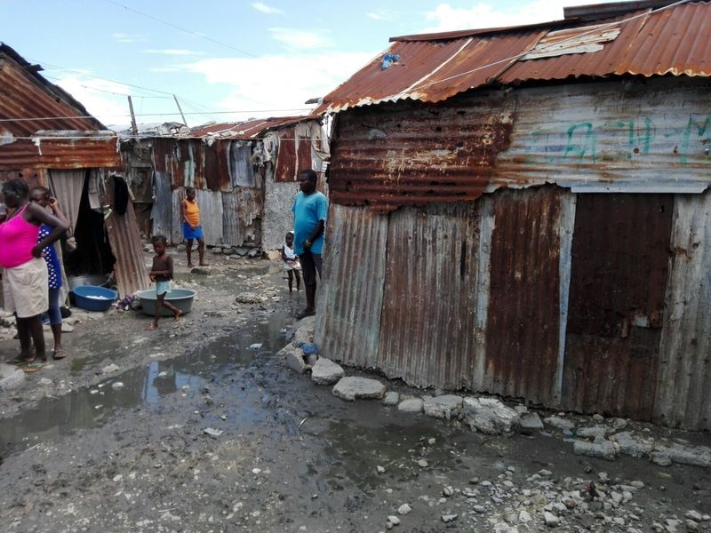 Die hygienischen Verhältnisse in den Wellblechhütten sind katastrophal und eine Bedrohung für die Gesundheit der Menschen, die in ihnen leben müssen.