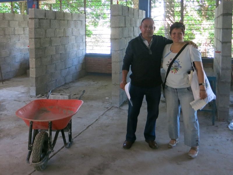 Evelin Schuster, nph-Koordinatorin Lateinamerika, mit Arturo Abarca Morales, Werkstattleiter im nph-Kinderdorf.