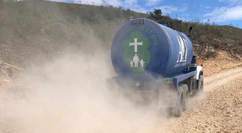 Wasserlaster von NPH Haiti transportieren kostenloses Trinkwasser zu den Menschen in den Bergen, bei denen nach den Unruhen der letzten Wochen das Wasser knapp wird.