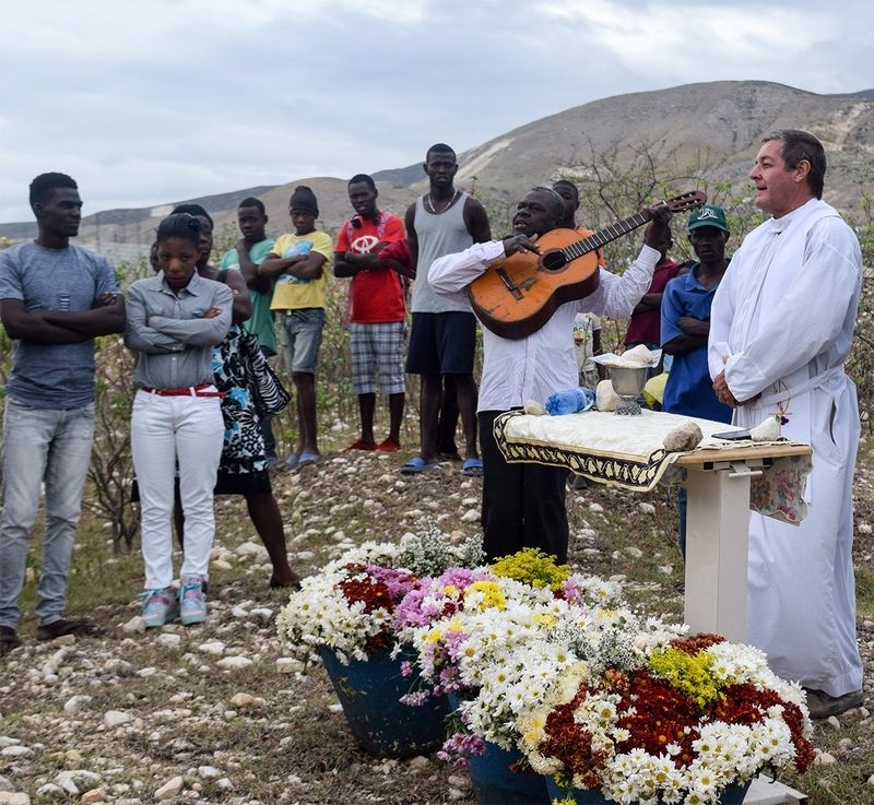 Pater Richard hält Gottestdienste für die Verstorbenen des Erdbebens in Haiti.