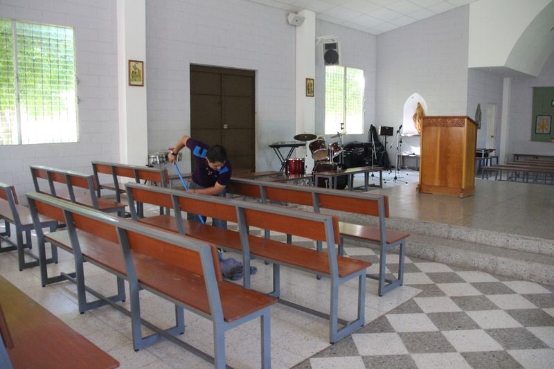 Als Sakristan reinigt Caetano die Kirche und die Nebenräume.