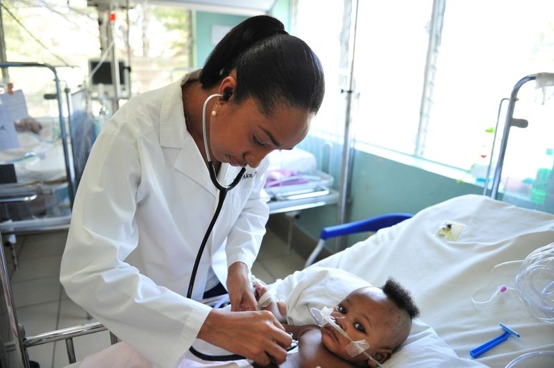 Dr. Rene Alce hat die Facharztausbildung erfolgreich absolviert und arbeitet im nph-Kinderkrankenhaus St. Damien.