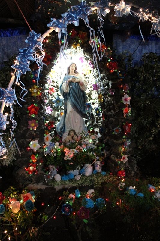 Überall in Nicaragua werden am 8. Dezember Altare mit Bildern der Jungfrau Maria aufgestellt und mit kleinen Geschenken versehen.