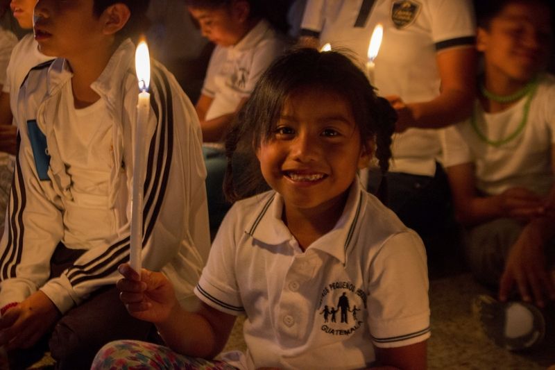 In der Silvesternacht trägt jedes Kind eine Kerze im Gottesdienst, wie hier in Guatemala.