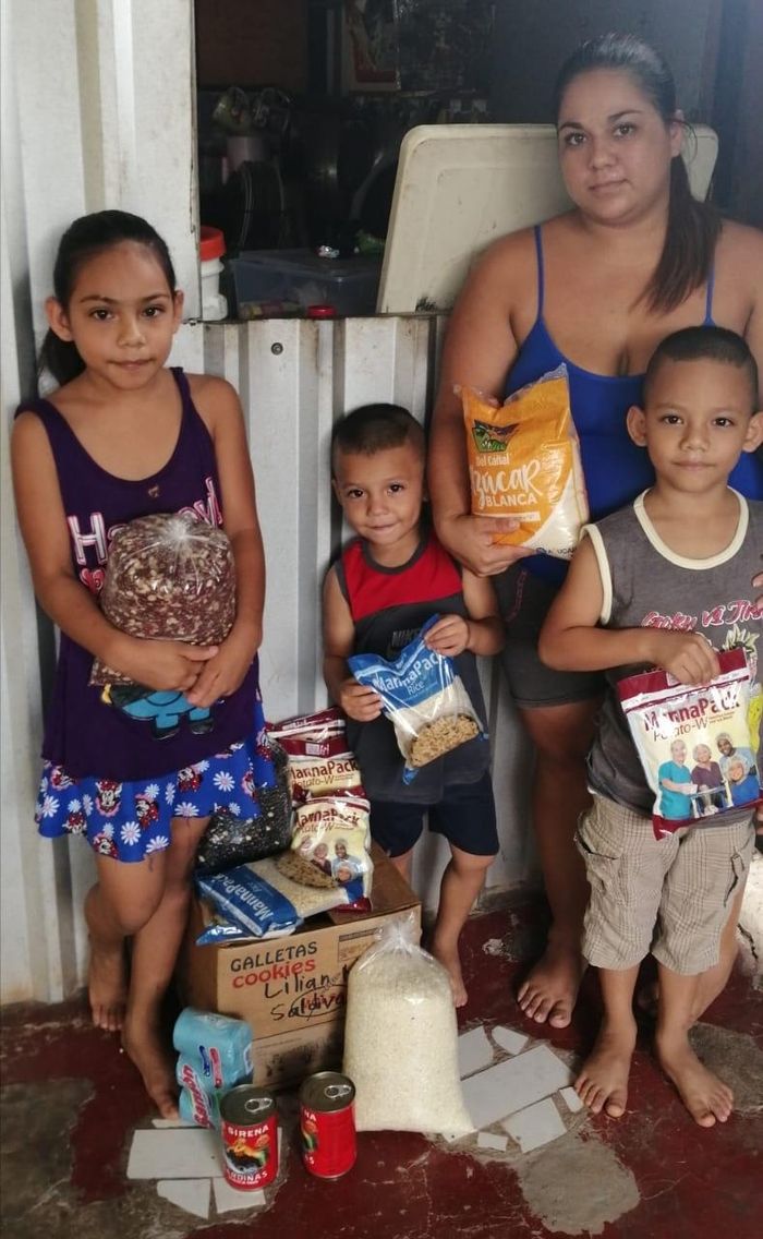 nph unterstützt arme Familien Rahmen der nph Nachbarschafts-Nothilfe mit Lebensmittelpaketen.