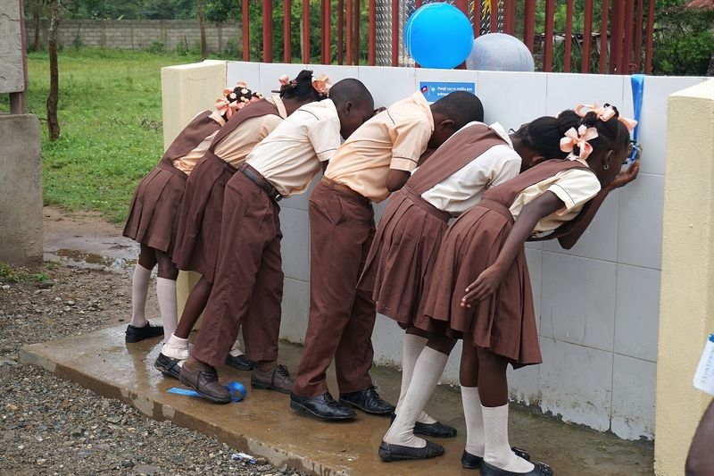 In einigen Schulen konnten durch die Schaffung von Trinkwasseranlagen und die Entsendung von mobilen medizinischen Teams erste Erfolge erzielt werden.
