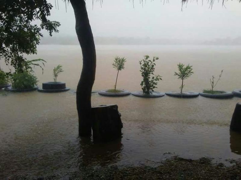 Starke Regenfälle verursachten großflächige Überschwemmungen im ganzen Land.