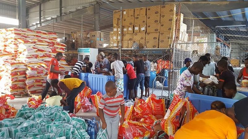 Umpacken und verteilen von Lebensmitteln im Rahmen der Nothilfe