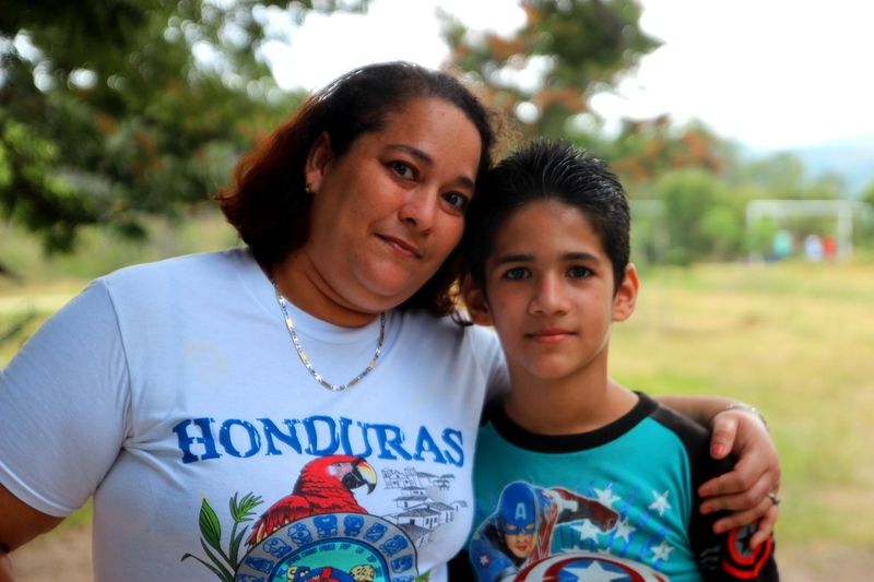 Manuel und seine Mutter im nph-Kinderdorf Rancho Santa Fé in Honduras.