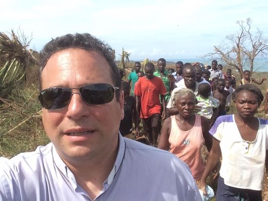 Pater Enzo ist der erste Helfer, der nach dem Hurrikan Matthew mit seinem Team im äußersten Süd-Westen Haitis eintrifft, um die Lage zu erkunden. Die Anreise ist derzeit nur mit dem Hubschrauber möglich. Sämtliche Verkehrs- und Kommunikationswege sind unterbrochen.