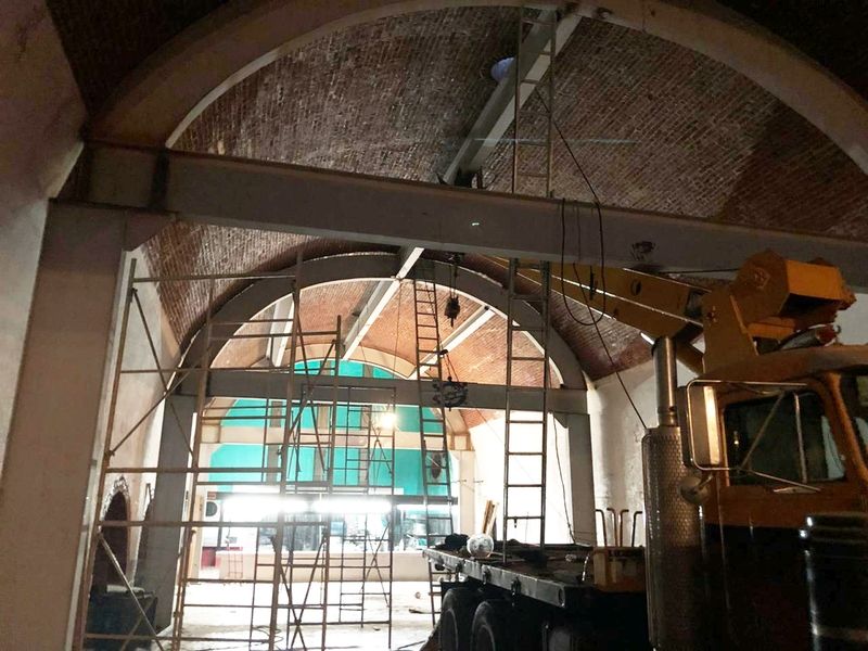 Die massiven Stahlträger werden zur Stützung des Deckengewölbes im historischen Essenssaal eingezogen.