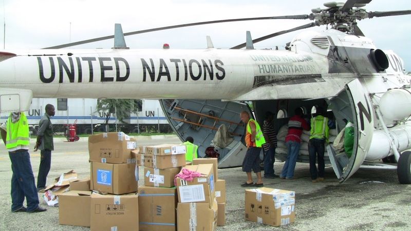 Helikoptern der UN fliegen Hilfsgüter an entlegene Orte