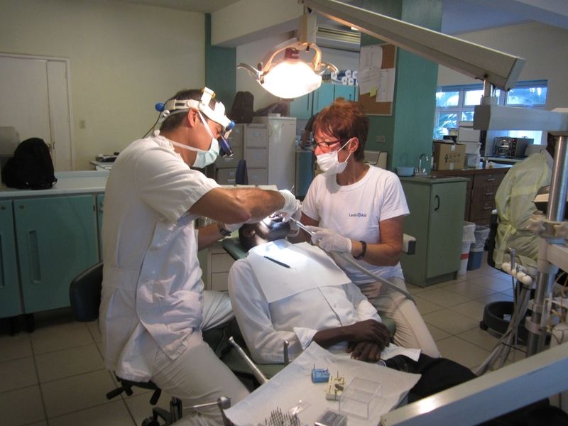 Gabriele Breuckmann ist aufgrund ihrer vielseitigen Ausbildung auch als Zahnarzt-Assistentin einsetzbar.