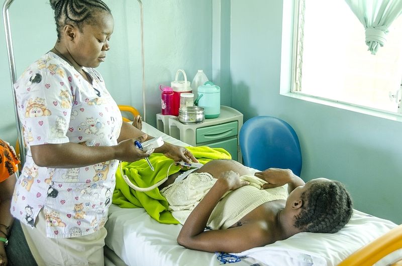 Untersuchung von Schwangeren im nph-Krankenhaus in Haiti.
