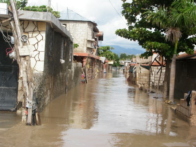 Hochwasser von Hurrikan ETA steht noch in den Straßen.