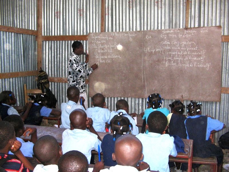 Haiti: Unterricht in einer Straßenschule in einem Armenviertel.