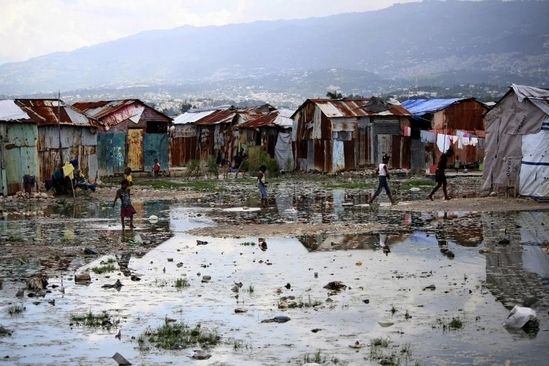 Viele Menschen in Cite Soleil, dem größten Slum in Haiti, leben in diesen einfachen Unterkünften.