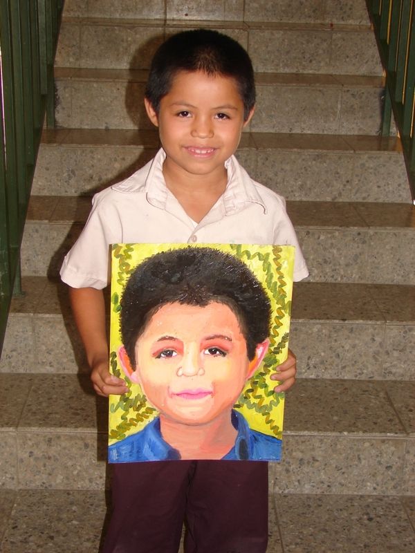 Der neunjährige Caetano ist stolz auf sein erstes Selbstbildnis, dass er bei nph malte.