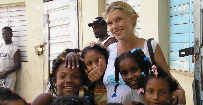 Die Projektleiterin Kirsten Henschel-Rolla zusammen mit Kindern aus dem nph-Kinderdorf.