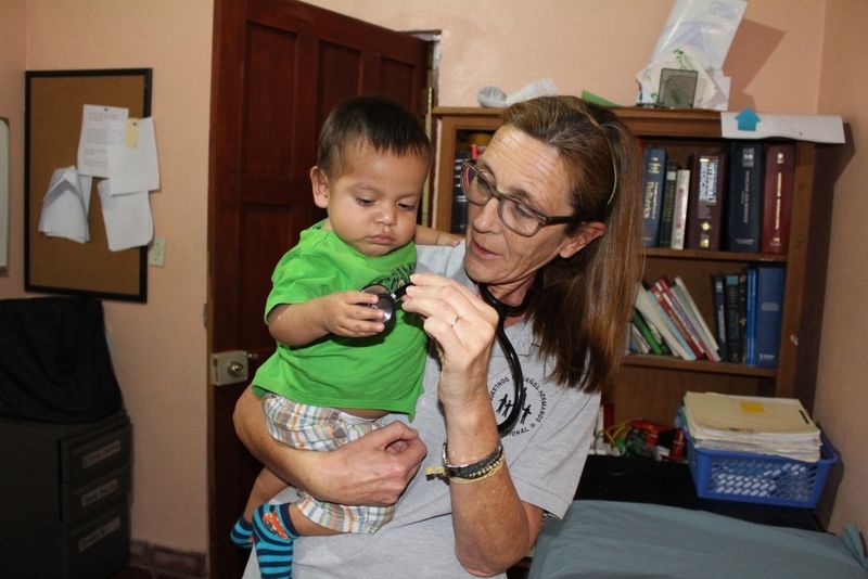 Dr. Pilar Silverman mit einem ganz kleinen Patienten.