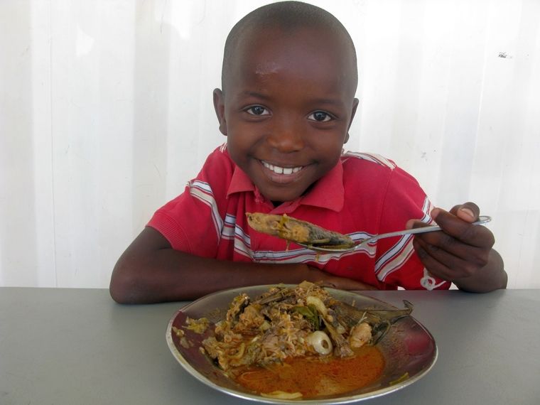 Oft sind die Eltern der Kinder so arm, dass es nicht jeden Tag eine Mahlzeit gibt. Hier hilft die nph Schule mit ihrem Schulessen.