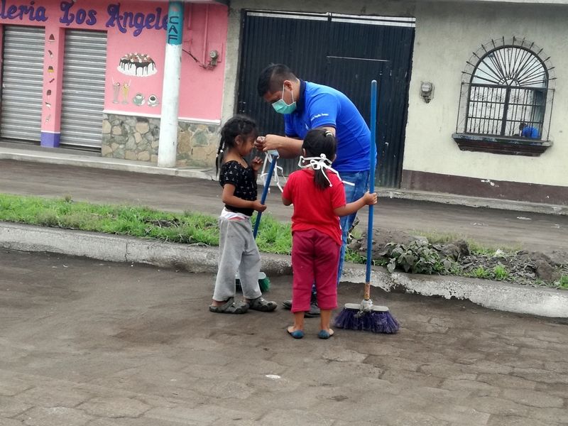 Mitarbeiter von nph guatemala verteilen Atemschutzmasken an Familien, damit sie ihre Atemwege vor dem giftigen Aschestaub des Vulkanausbruchs schützen können.
