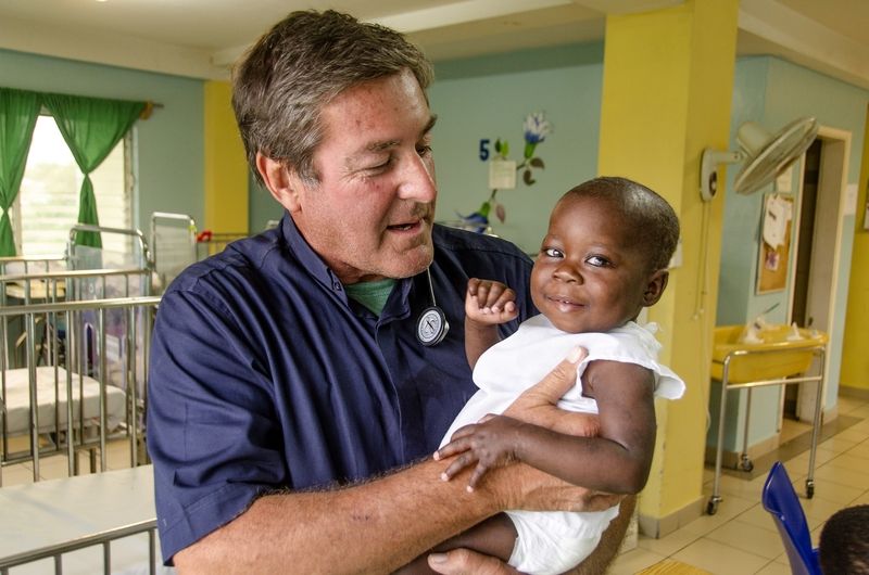 Pater Richard, Direktor von nph Haiti und Arzt, im nph-Krankenhaus St. Damien.
