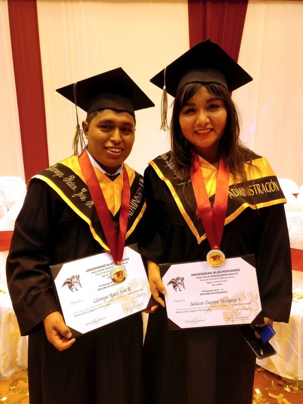 Rafael erhält zusammen mit einer Freundin seinen Universitätsabschluss.
