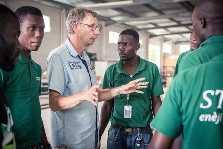 Mit seinen Schülern hat Hajo Olfs die Firma START gegründet, die mehrere Solarprojekte in Haiti realisiert hat. © Julian Erksmeyer