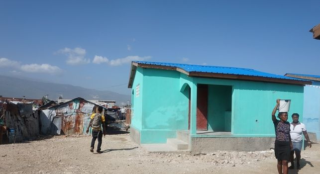 Viele Menschen in Haitis Elendsviertel Cité Soleil haben den Wunsch, endlich ihre Wellblechhütte zu verlassen und in einem richtigen Steinhaus mit Toilette zu wohnen. 