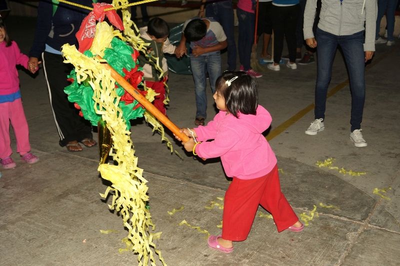 Die kleine Maria aus Mexiko versucht in der Silvesternacht die Piñata zu zerschlagen, denn kleine Köstlichkeiten verbergen sich im Inneren.