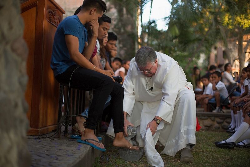 Fußwaschung im Gottesdienst erleben die Kinder die symbolische Kraft des christlichen Glaubens.