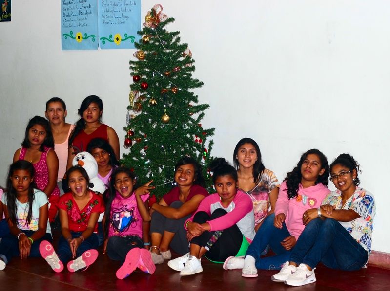 Gruppe von Mädchen vo dem Weihnachtsbaum in Honduras