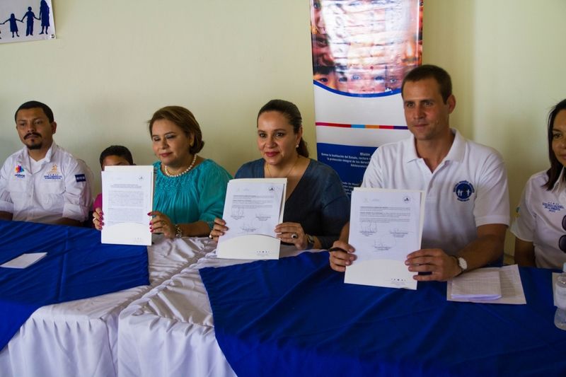 Voller Stolz zeigen (von li.) die stellvertretende Direktorin des Jugendamtes, die First Lady von Honduras, Ana García de Hernández, und Stefan Feuerstein, Nationaldirektor von nph in Honduras, die unterschriebenen Verträge.