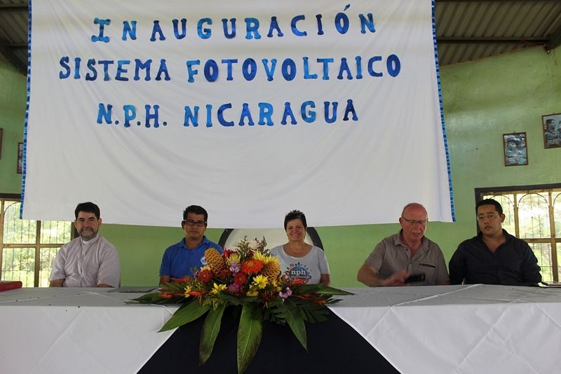 Podiumsteilnehmer der Solarkonferenz in Nicaragua  v.l..n.r. Padre Alberto, Marlon Velasquez, Evelin Schuster, Willi Ernst, Aaron Tellez Ramos