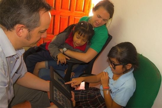 Dr. Scheib macht Sehtests bei allen Kindern des Kinderdorfs von nph in Honduras.  