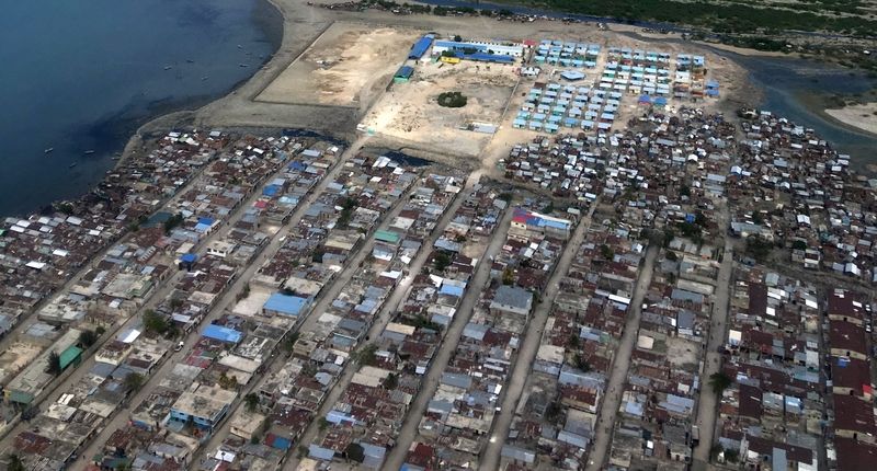Neubauten von Schule und medizinischem Zentrum im Slum von Haiti